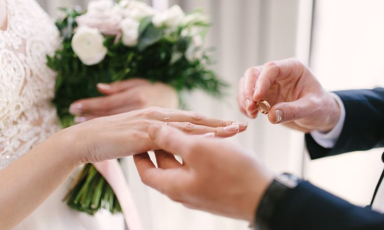 Aprenda a organizar seu casamento sem wedding planner com dicas práticas de planejamento, orçamento, fornecedores e divisão de tarefas.