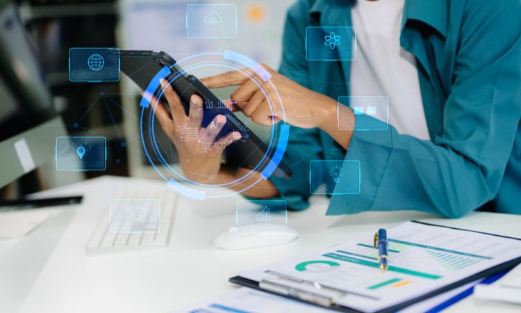 Equipa a usar inteligência artificial nas empresas num escritório.