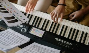 Musicoterapia para idosos: melhora memória, reduz ansiedade e fortalece o bem-estar físico, emocional e social com técnicas adaptadas.